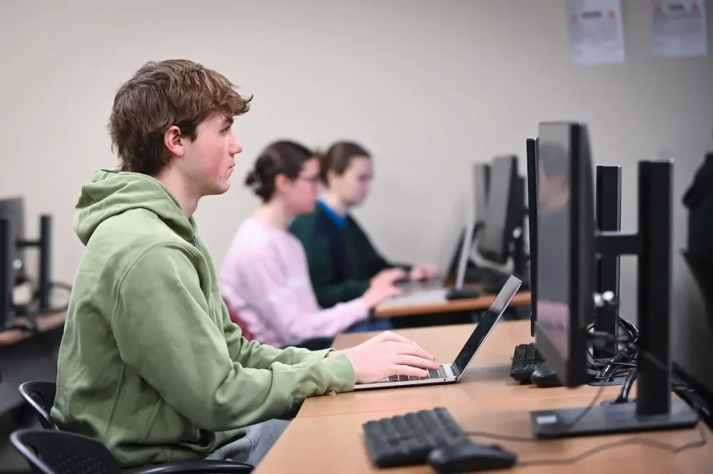 What Is the Difference Between Computer Science and MIS