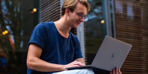 كيف يمكنك إيجاد عمل بجانب الدراسة في الخارج؟